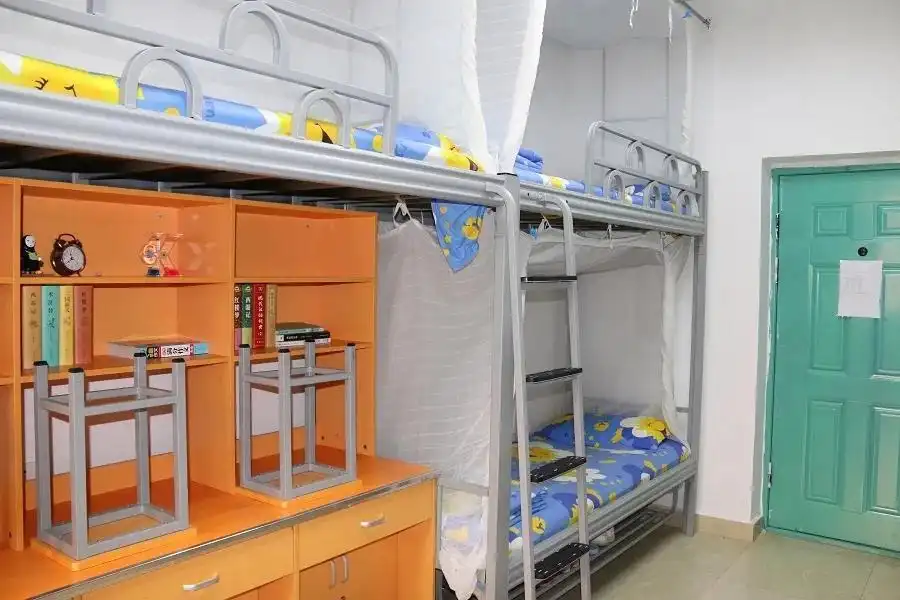 初中宿舍9人轮流睡8张床，校方已增设床位，别等媒体曝光才解决