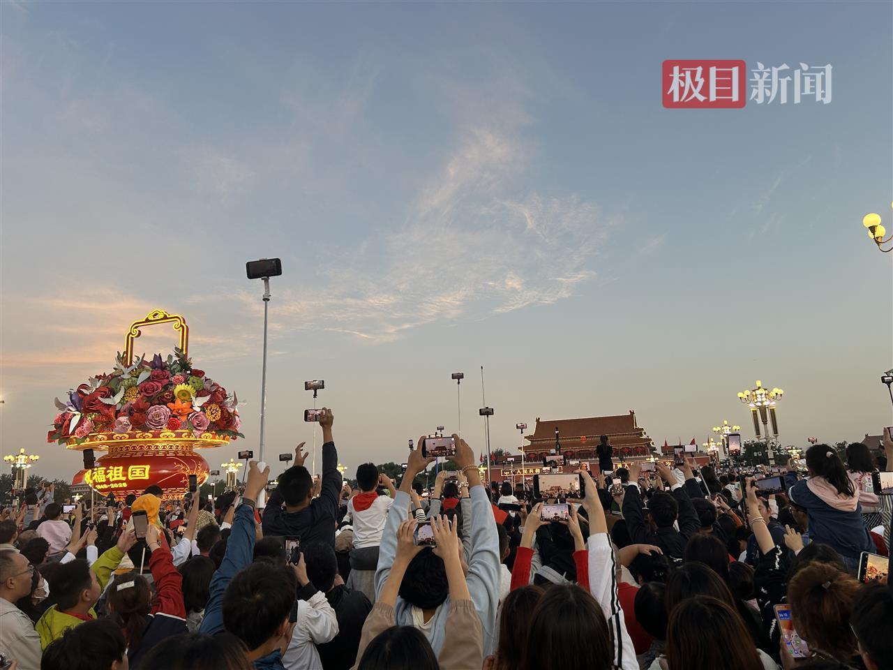 12.1万人齐聚天安门看升国旗：有云南阿昌族游客提前几天到北京，穿民族服饰通宵守候