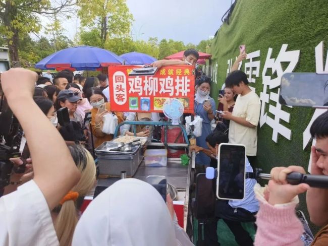 摊主提前3小时占位置挨着鸡排哥 排队热潮不减