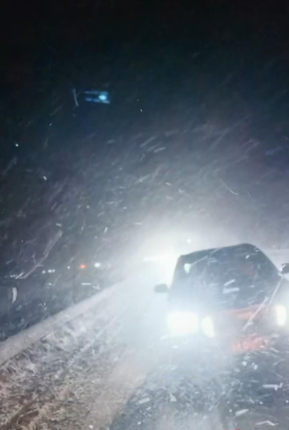 赛里木湖夜间大雪致车辆被困，景区路段连夜交通管制，当地：扫雪车正在作业，预计很快能通行