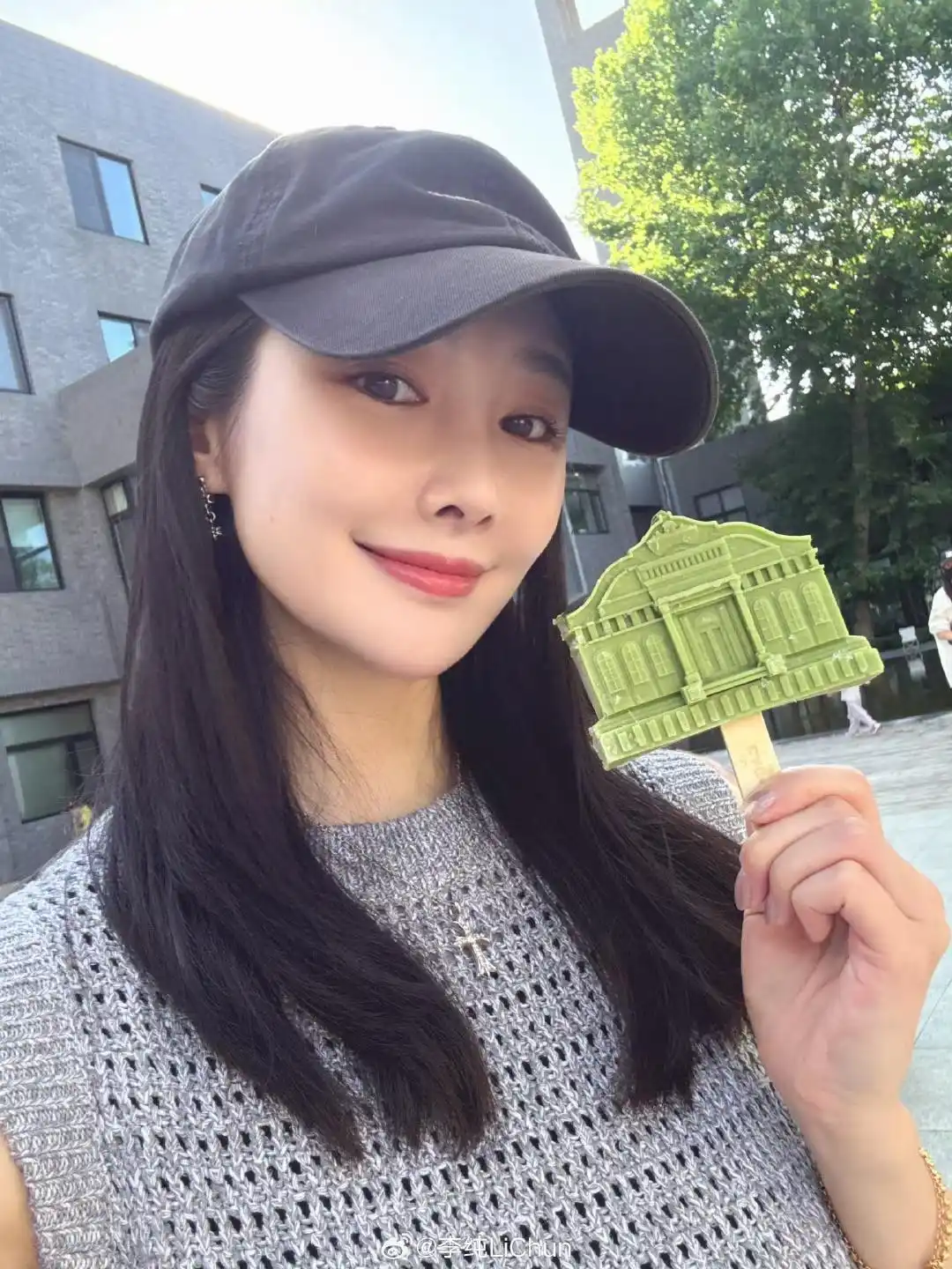 李纯、马頔官宣结婚!女演员李纯因《披荆斩棘》节目欣赏男歌手马頔,经纪人立刻帮忙打听,组了相亲局让二人正式认识