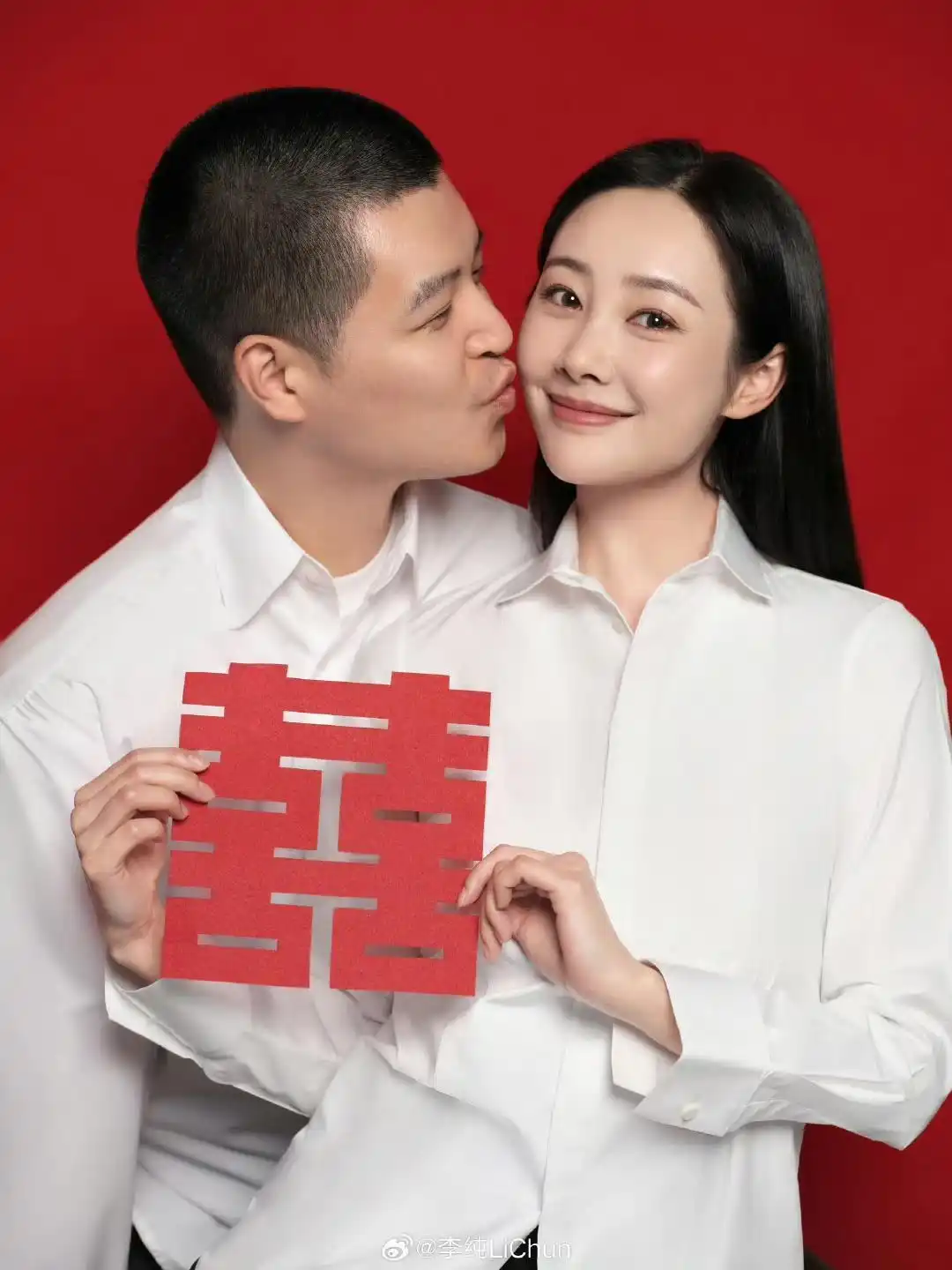 李纯、马頔官宣结婚!女演员李纯因《披荆斩棘》节目欣赏男歌手马頔,经纪人立刻帮忙打听,组了相亲局让二人正式认识