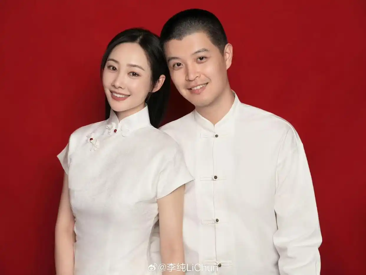 李纯、马頔官宣结婚!女演员李纯因《披荆斩棘》节目欣赏男歌手马頔,经纪人立刻帮忙打听,组了相亲局让二人正式认识