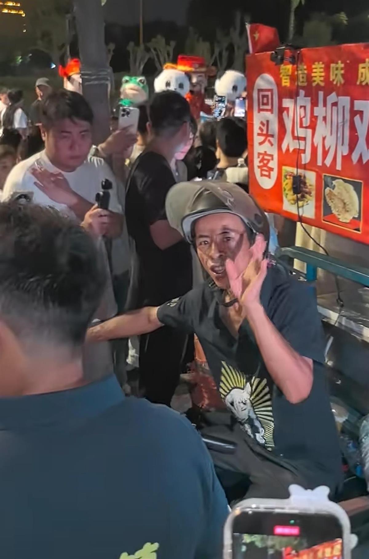 “鸡排哥疲惫”上热搜，国庆节首日连轴转15小时，网友呼吁“让他歇会儿”