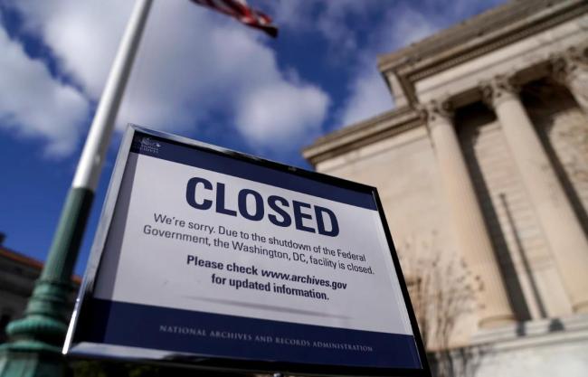 美国政府停摆首日 数十万雇员停薪 公共服务停滞引发连锁反应