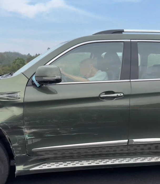 高速上一辆SUV低速行驶乱蹿,司机头部歪斜发生多起事故,被拦下说“你拦我车干嘛”