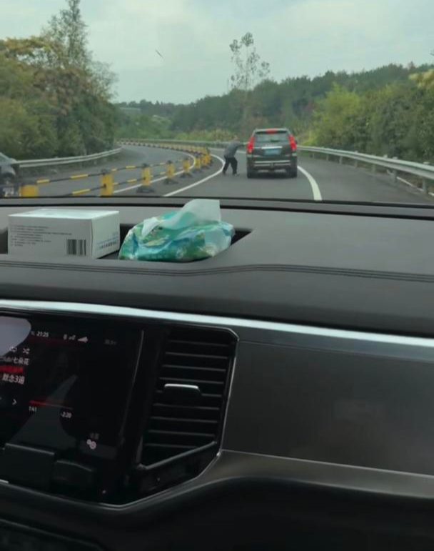 高速上一辆SUV低速行驶乱蹿,司机头部歪斜发生多起事故,被拦下说“你拦我车干嘛”