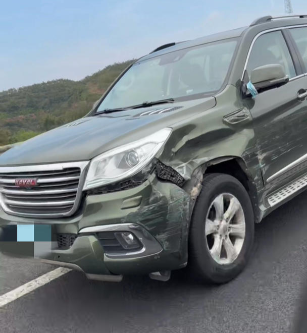 高速上一辆SUV低速行驶乱蹿,司机头部歪斜发生多起事故,被拦下说“你拦我车干嘛”