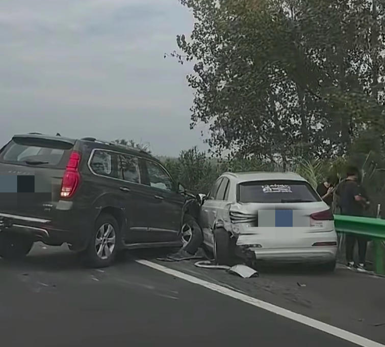 高速上一辆SUV低速行驶乱蹿,司机头部歪斜发生多起事故,被拦下说“你拦我车干嘛”