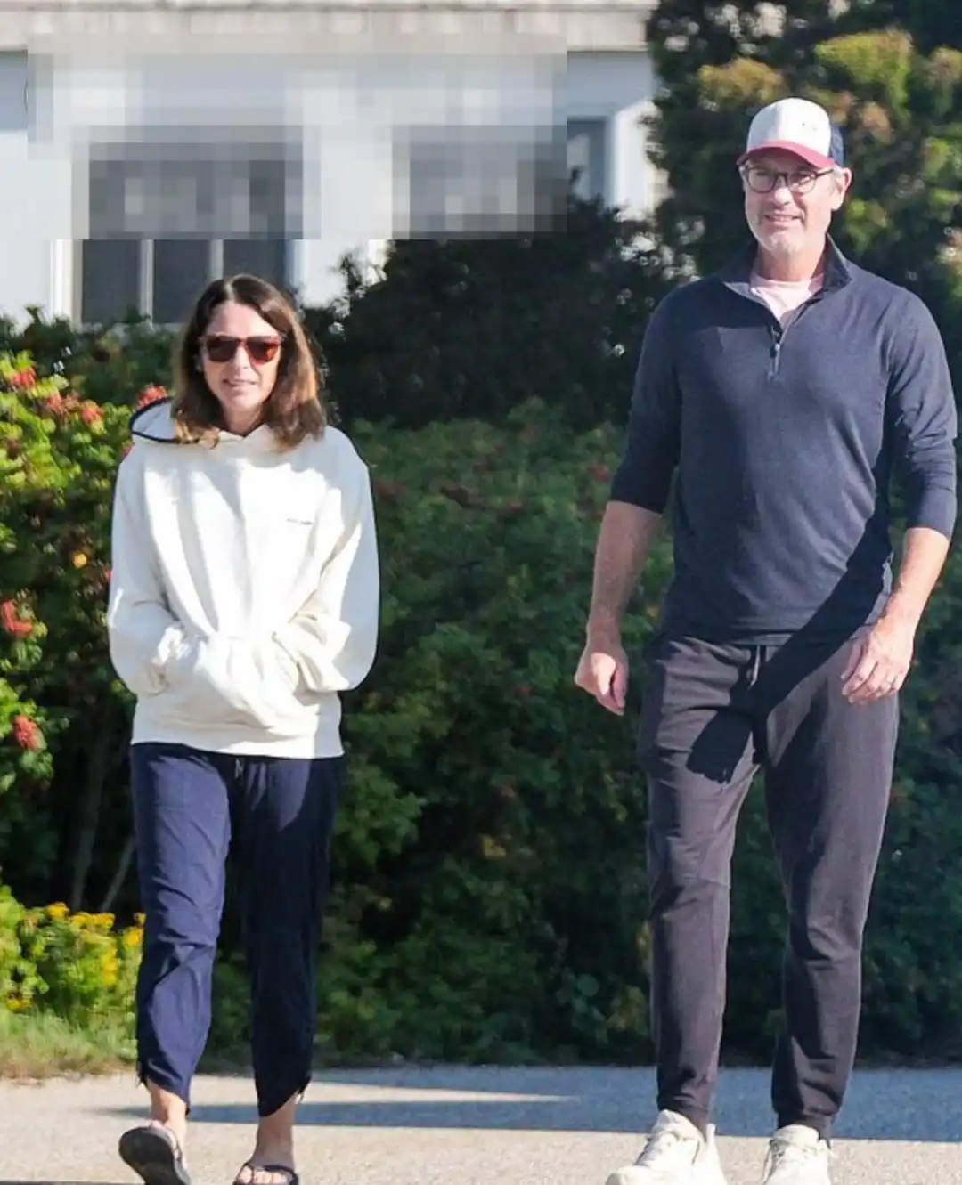 演唱会“出轨门”女方离婚进行时，CEO男主被拍到戴婚戒与妻散步