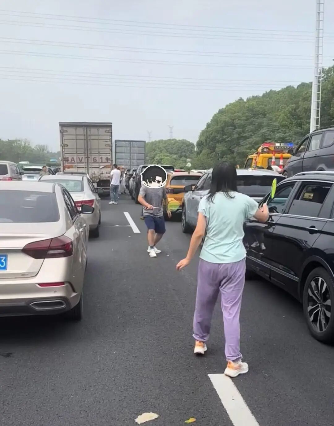 高速堵车，有人在路中间打起羽毛球，还有人下车钓鱼首竿即中，当事人：鱼没带走，送给路人了