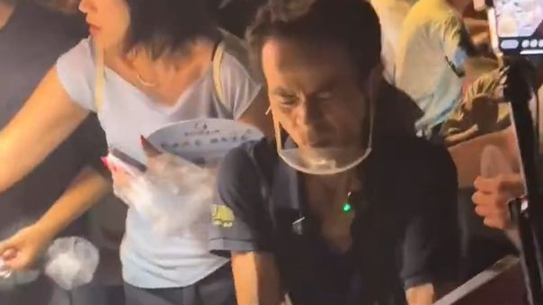 假期首日，“鸡排哥”忙出“痛苦面具”，累到说不出话！代购每份加价20元