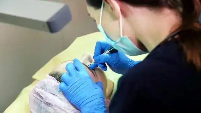 “360元文眉”引客到店、文丑眉强迫顾客升单，环卫工被迫花2万；38人被骗，2人犯强迫交易罪获刑