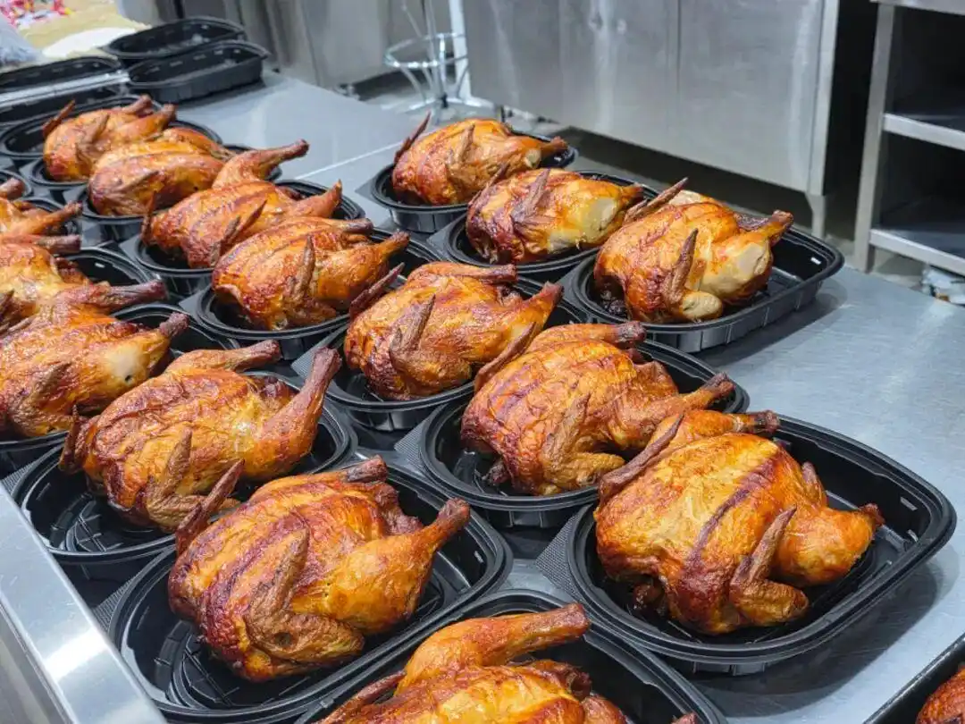 超市熟食区里20元一整只的烤鸡,能吃吗?