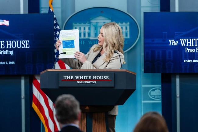 美政府关门致130万美军无处领饷，有军属5点起排队领救济粮 军人家庭面临困境