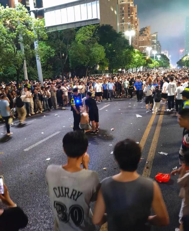 南昌“扇子哥”:不追究任何人责任 宽容态度获赞