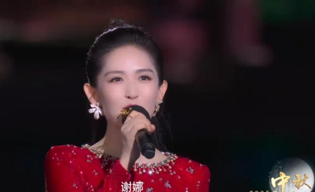 闫妮央视秋晚没有微醺 舞动身姿依旧迷人