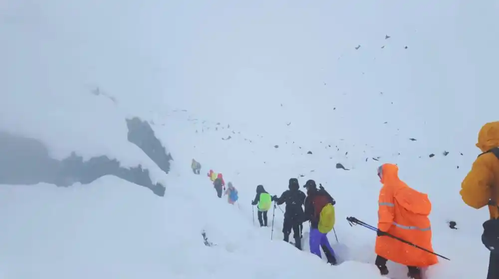 近千名游客因暴雪被困珠峰现陆续下山，亲历者：暴雪闪电中挺过一晚，出行前要看天气