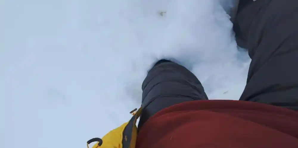 近千名游客因暴雪被困珠峰现陆续下山,亲历者:暴雪闪电中挺过一晚,出行前要看天气