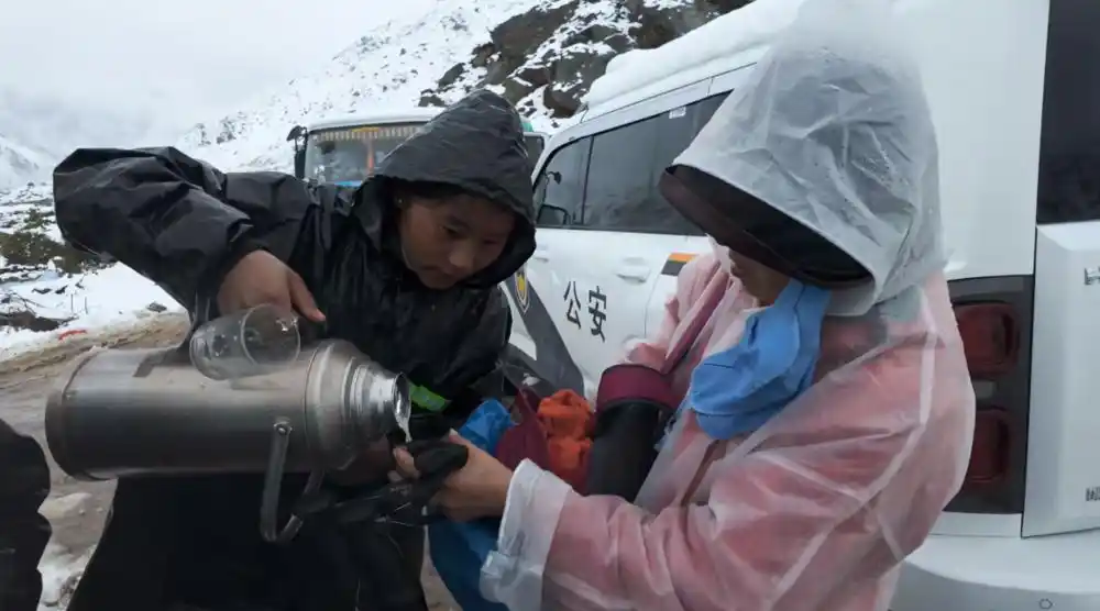 近千名游客因暴雪被困珠峰现陆续下山,亲历者:暴雪闪电中挺过一晚,出行前要看天气