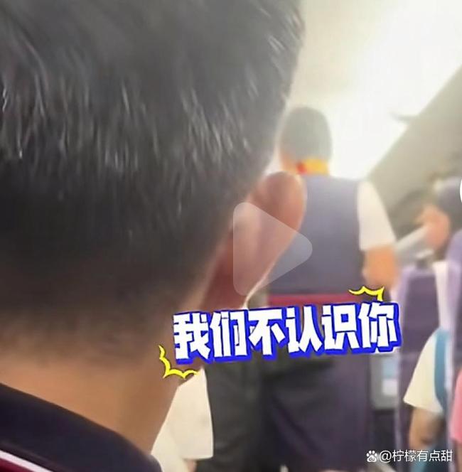 高铁上男子亲陌生女娃称太可爱 宝妈怒斥并报警处理