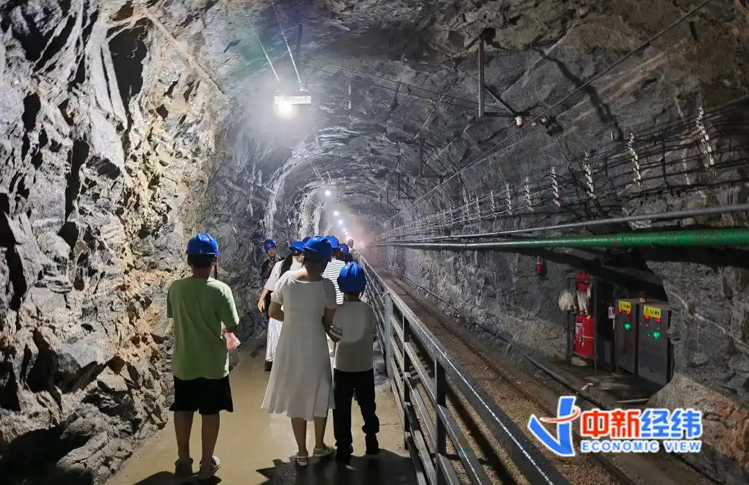 抬头就是万张金箔！游客花30元可淘金，有景区国庆预约破万