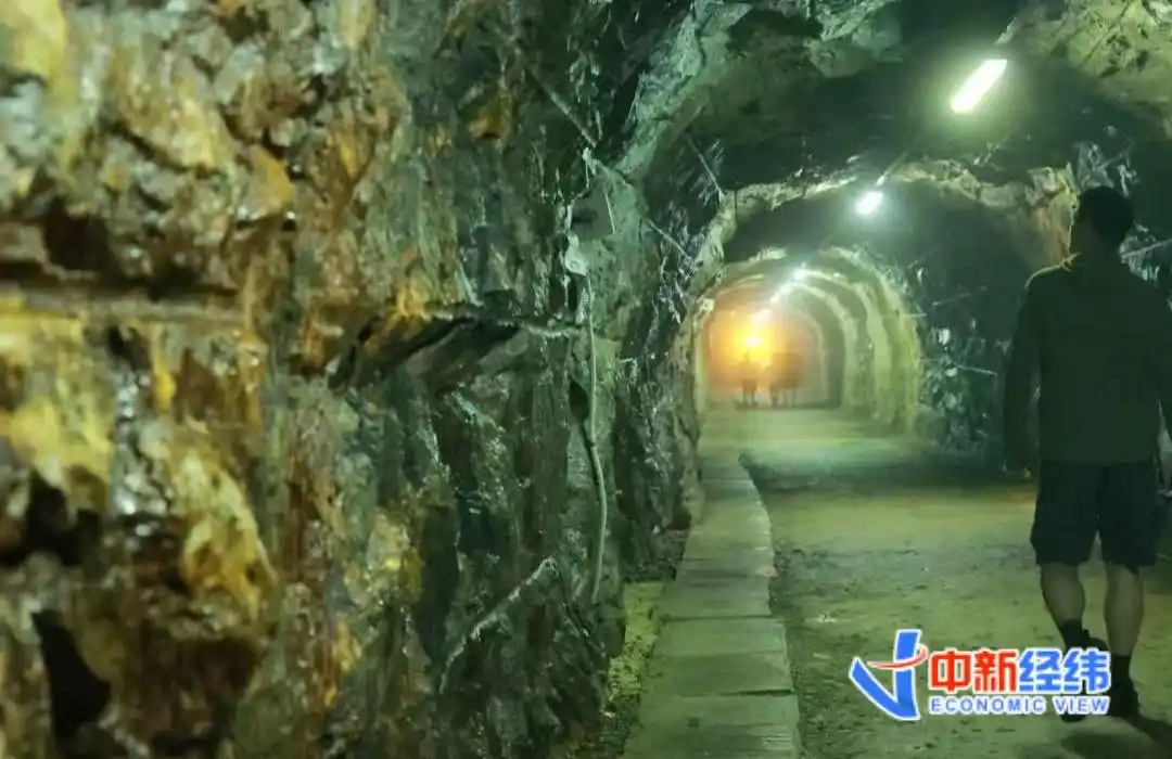 抬头就是万张金箔!游客花30元可淘金,有景区国庆预约破万