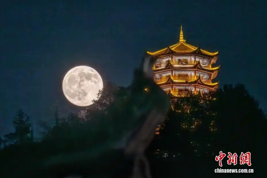 「中新画报」又是一年中秋圆月与地标们同框