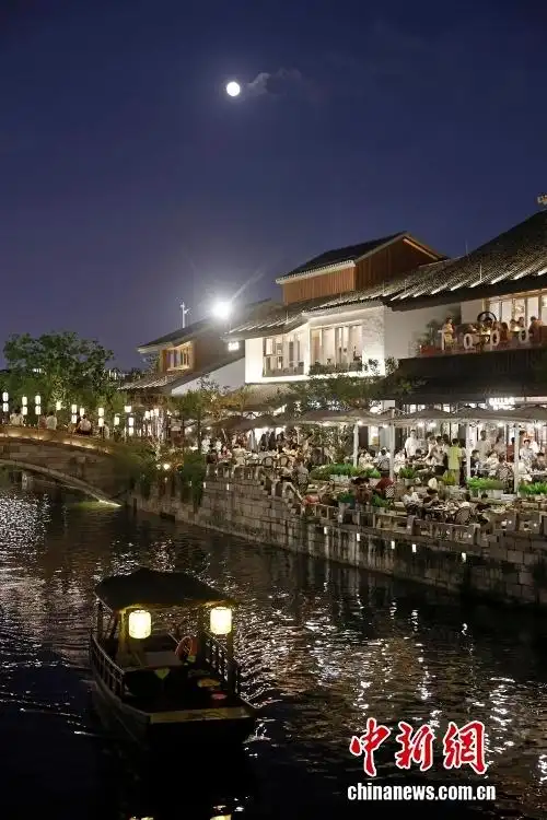 「中新画报」又是一年中秋圆月与地标们同框