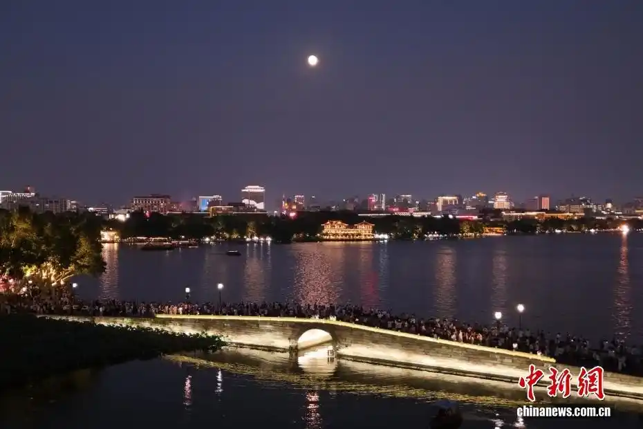 「中新画报」又是一年中秋圆月与地标们同框