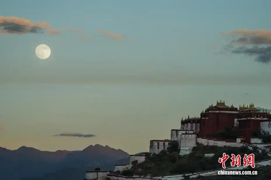 「中新画报」又是一年中秋圆月与地标们同框