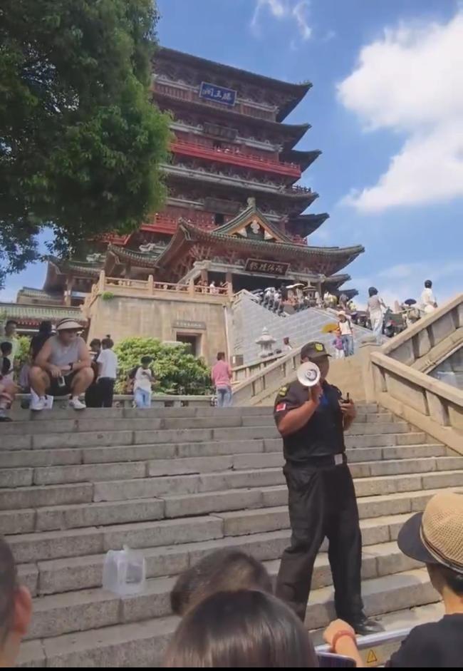 滕王阁保安火了：还在读书 假期兼职 互动游戏暖人心