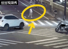 行人闯红灯撞倒骑车的未成年人，上海交警：行人施某主责，冯某（未满12周岁）次责