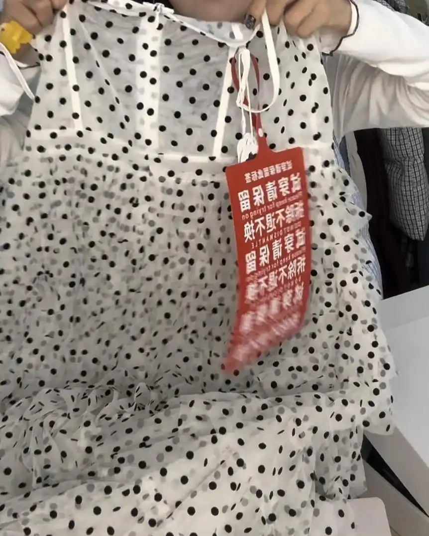 网购退货乱象倒逼商家使出“巨型吊牌”奇招 买卖双方信任如何重构?