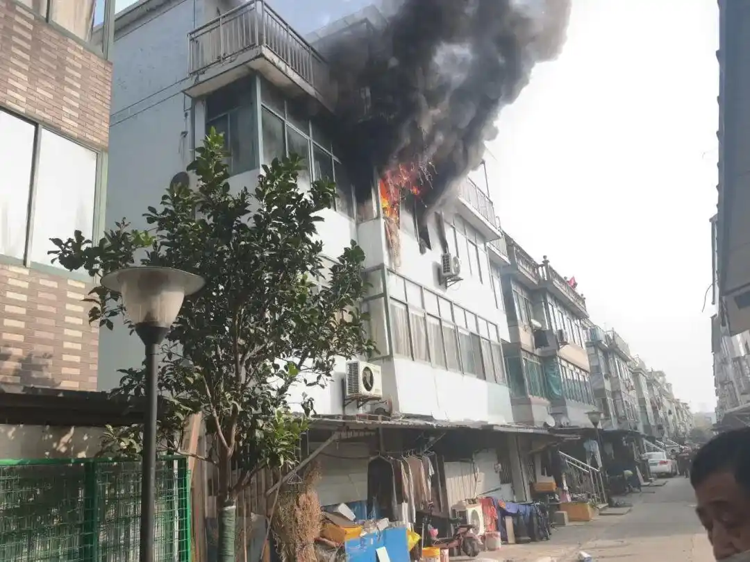 2分钟烧到100℃，要警惕这个用电“雷区”！电气火灾前有5大征兆→