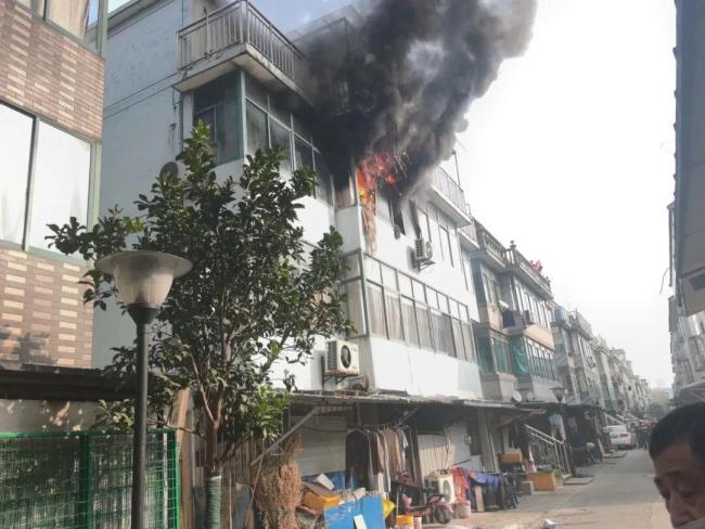 2分钟烧到100℃？警惕用电“雷区” 插线板隐患需重视