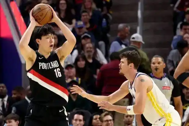 NBA季前赛｜杨瀚森首秀4分4板6犯离场，勇士末节51分逆转开拓者