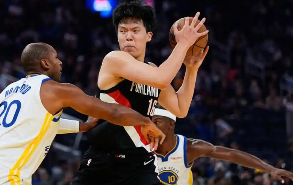 学费得慢慢交！杨瀚森亮相NBA季前赛，面对勇士表现稍显挣扎六犯离场