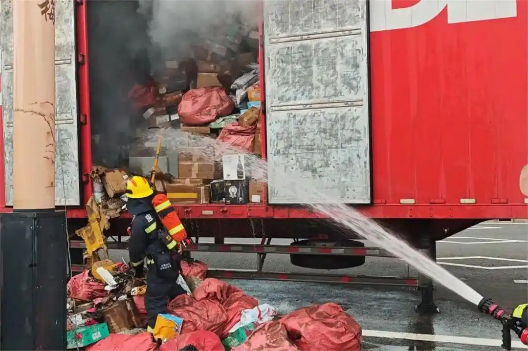 20吨快递“葬身火海”！网友：别吓我