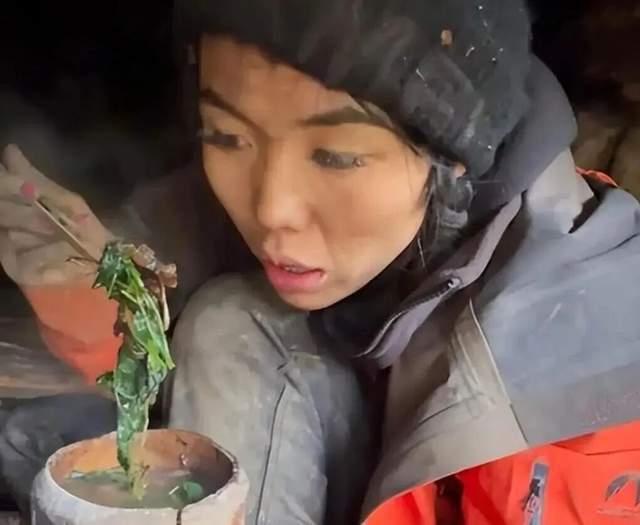 荒野求生32天 “冷美人”冒雨搬家 极限挑战中的坚韧重生(2)