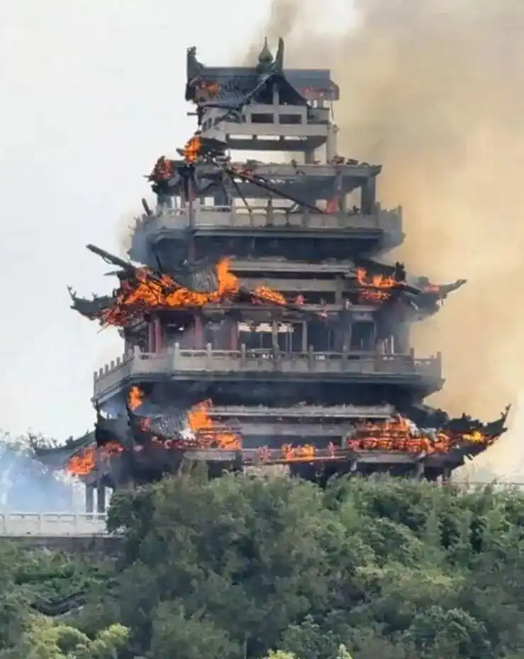 江苏通报“文昌阁火灾”：游客使用香烛不慎引发；永庆寺建筑系现代新建，与“南朝四百八十寺”无关联