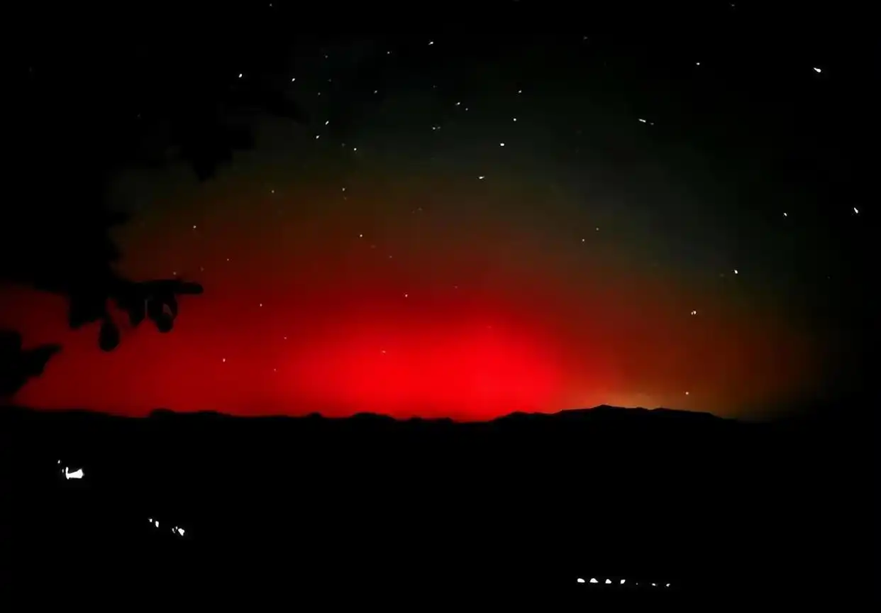 红色警报!特大地磁暴爆发!我国多地现绝美极光