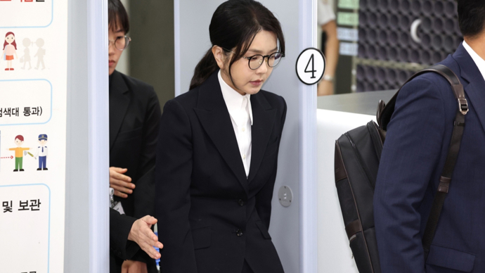 “韩国前第一夫人金建希案”又一名相关官员在家中身亡，详情披露→