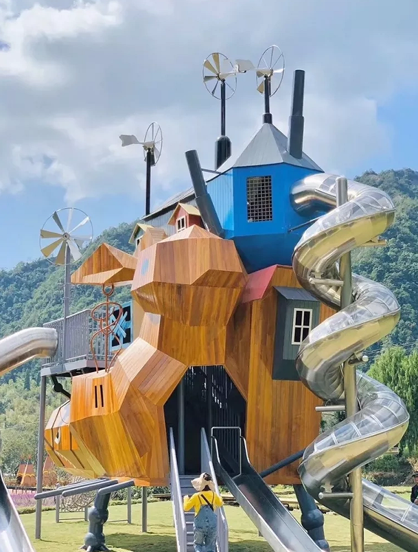 “人体蜈蚣、三面女孩”等雕塑被指恐怖,云南荒野之国公园致歉:拆除部分争议作品