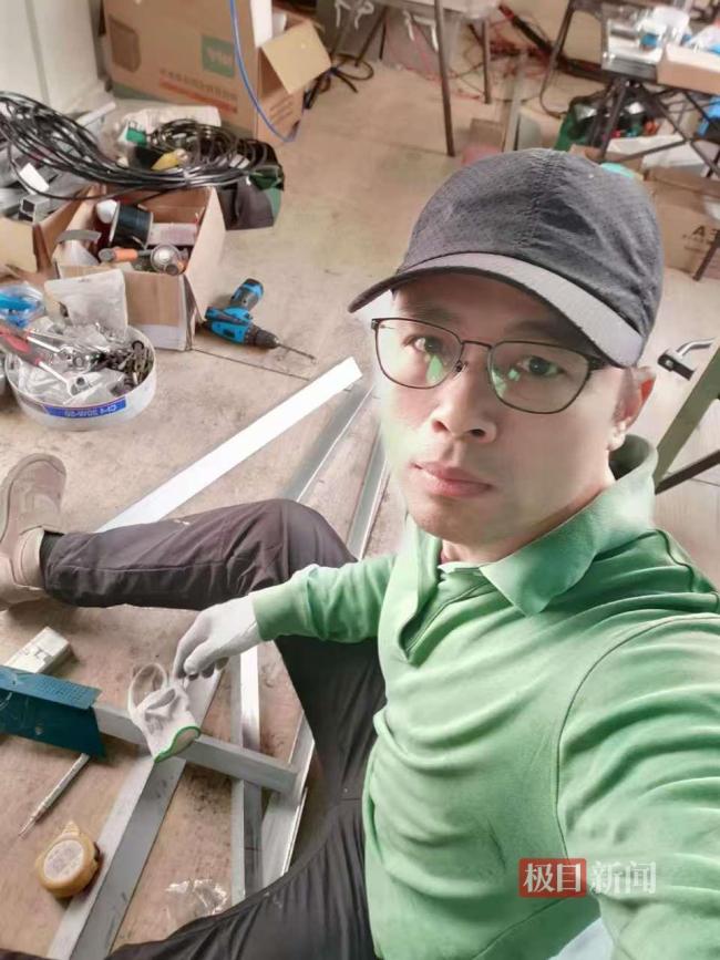 男子花30万自制重卡房车出游 梦想启程