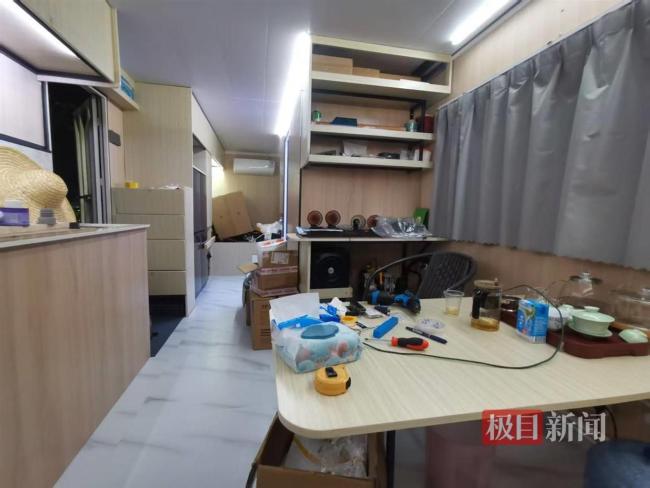 男子花30万自制重卡房车出游 梦想启程