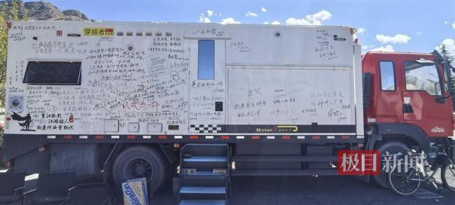 男子花30万自制重卡房车出游 梦想启程