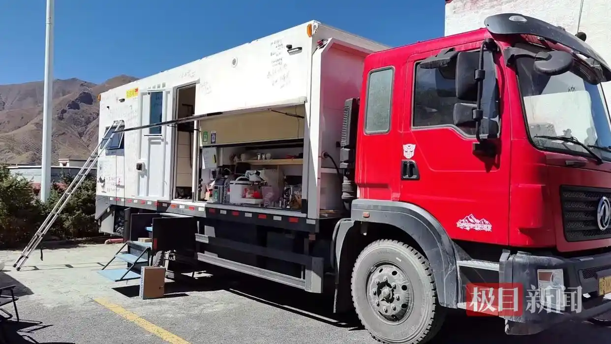 40岁男子自制重卡房车单人单车出游：施工前自学电焊木工电工半年，网购原材料收了1500多个快递