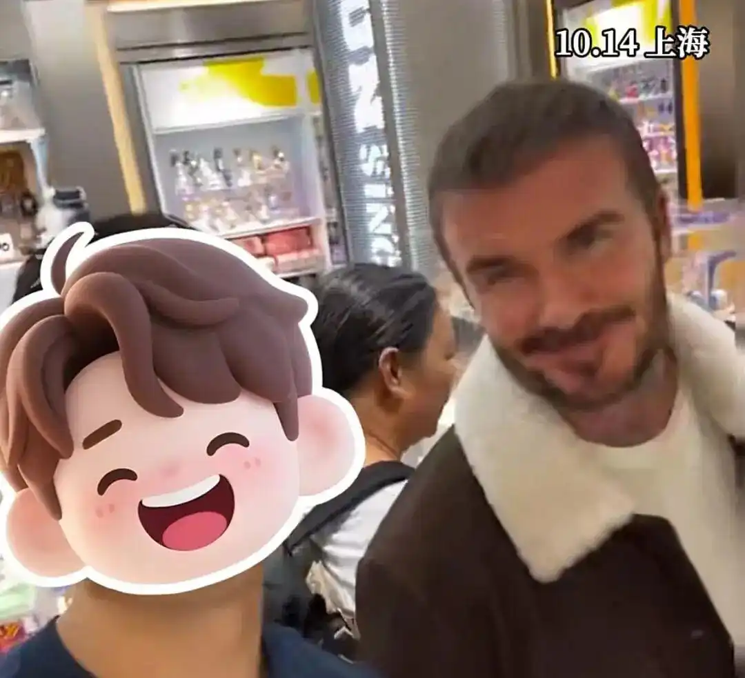 澳门没买到，上海也没买到，有人看到贝克汉姆空手离开！晚上他终于晒照：曼联款LABUBU，身披7号球衣