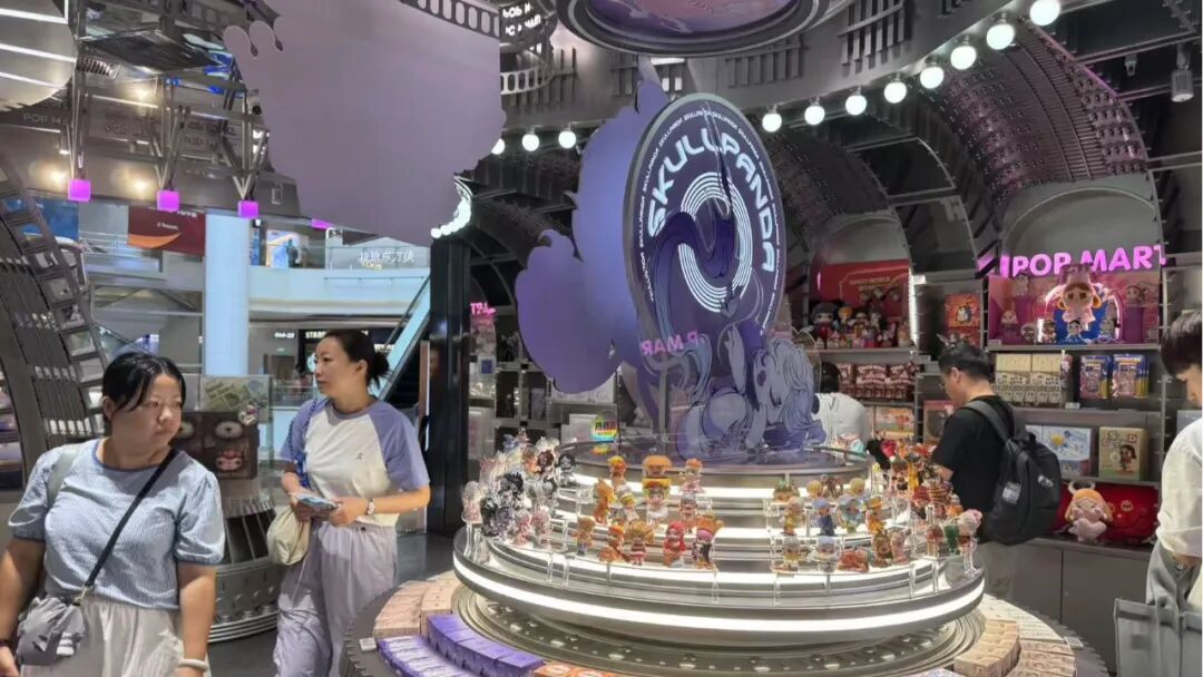 贝克汉姆现身上海泡泡玛特门店
